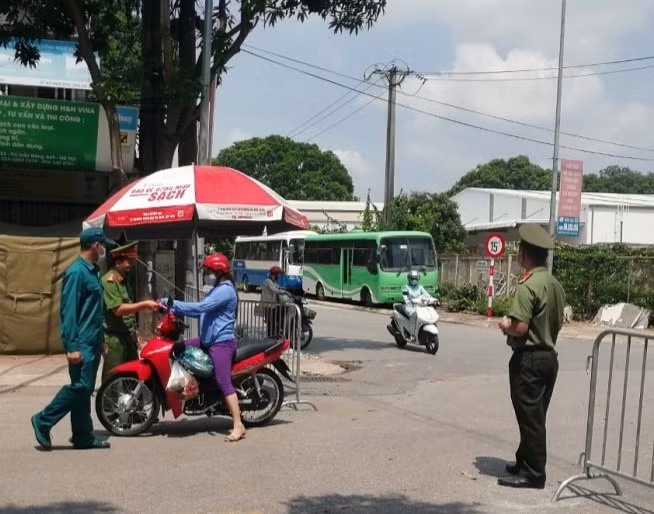 Hình ảnh chốt kiểm soát phòng chống dịch tại huyện Đông Anh. Ảnh: kinhtedothi