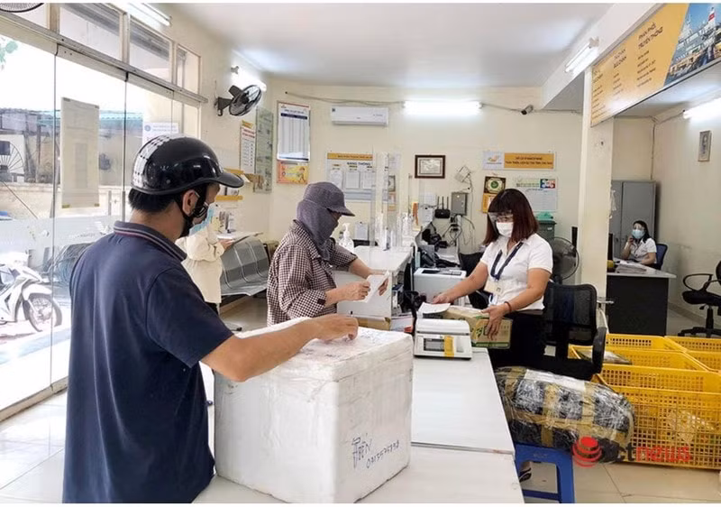 Người tham gia trực tiếp vận chuyển, giao nhận bưu kiện, hàng hóa trên địa bàn Hải Dương sẽ phải xét nghiệm Sar-CoV-2 bảy ngày/lần. Ảnh: baophapluat.vn