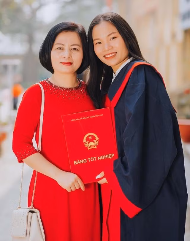 Vi Thị Tuyết và cô giáo chủ nhiệm Nguyễn Thị Huyền trong ngày tốt nghiệp. Ảnh: NVCC