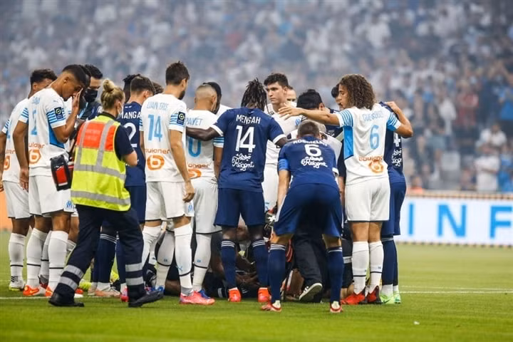 Hình ảnh các cầu thủ Marseille và Bordeaux tạo thành hàng rào che chắn cho Kalu. Ảnh: internet