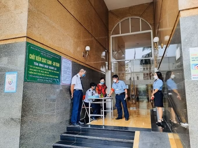 Tổ chống dịch covid cộng đồng được thành lập tại nhiều chung cư ở Hà Nội.