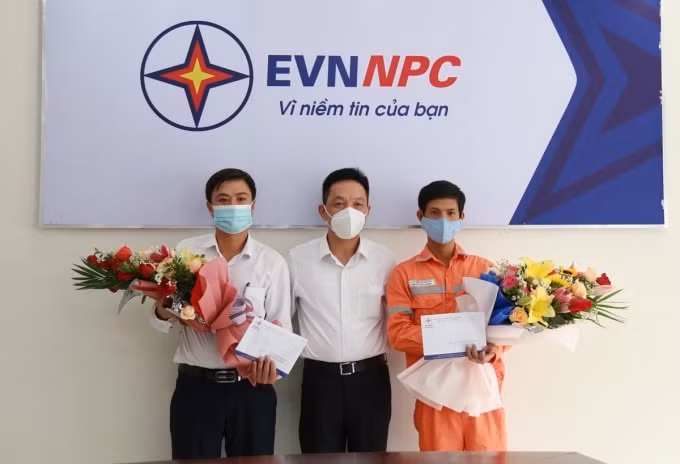 Giám đốc Công ty Điện lực Lào Cai tặng quà biểu dương Anh Quách Trọng Khánh – Phó giám đốc Điện lực Sa Pa và Anh Nguyễn Trung Thành – Nhân viên lái xe cẩu Điện lực Sa Pa (ảnh: PC Lào Cai).