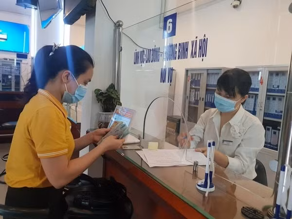 Lao động tại Hà Nội nhận hỗ trợ tại bộ phận một cửa. Ảnh minh họa