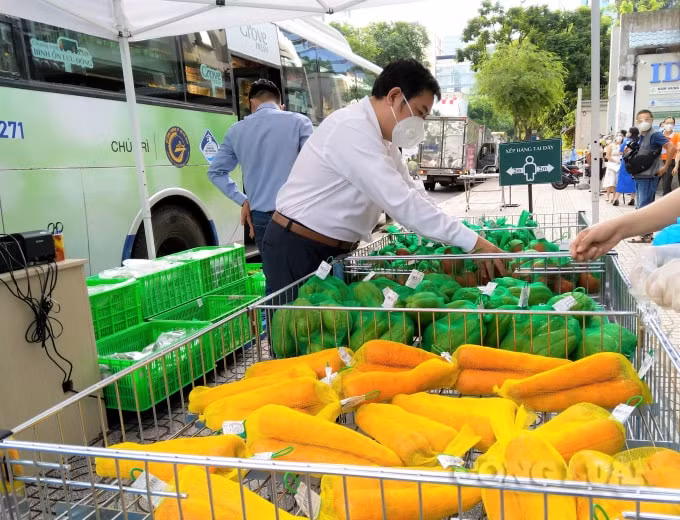 Các loại rau củ quả tươi ngon được đóng thành túi để việc mua sắm diễn ra nhanh chóng, người dân không mất nhiều thời gian lựa chọn