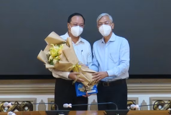 Ông Võ Văn Hoan, Phó Chủ tịch UBND TP. HCM trao quyết định và tặng hoa chúc mừng ông Nguyễn Ngọc Cường.