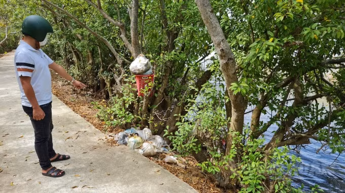 Vỏ chai, túi ni lông, vỏ bánh kẹo, thức ăn thừa bị vứt tràn lan bốc mùi hôi thối.