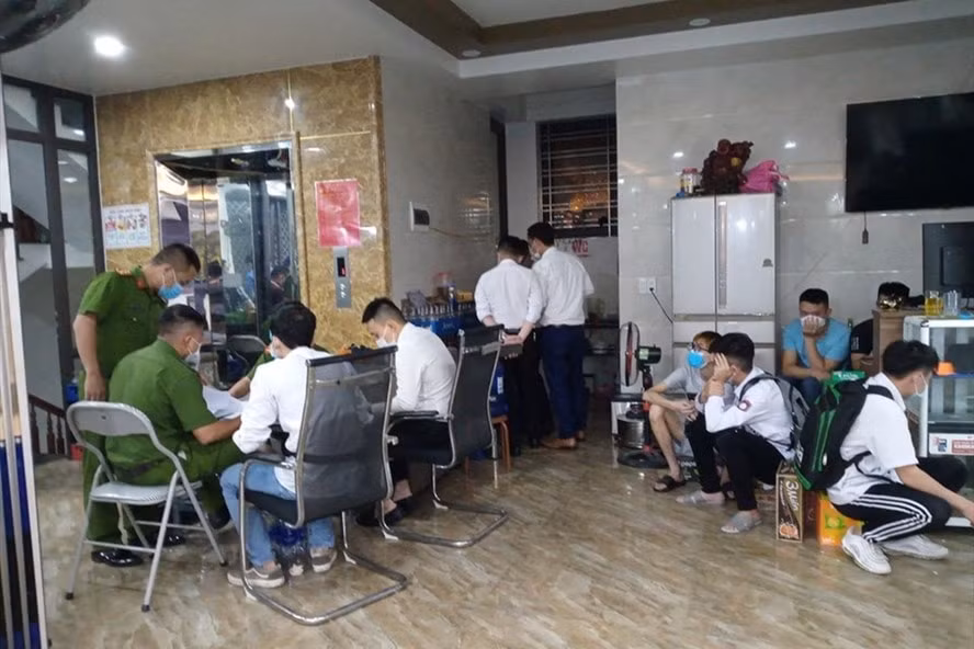 Lực lượng chức năng bắt quả tang quán bi-a mở cửa đón hàng chục khách giữa dịch Covid-19. Ảnh: Công an TP.Hải Phòng