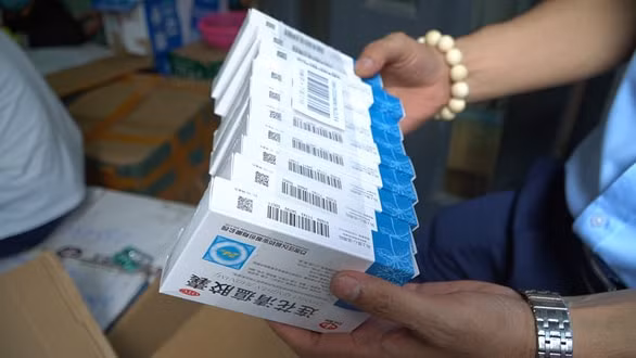 Lực lượng quản lý thị trường tạm giữ lô thuốc nhập lậu từ Trung Quốc. (Ảnh: tuoitre)
