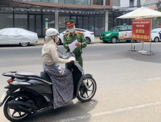 Yêu cầu người dân hạn chế ra đường khi không cần thiết để đảm bảo công tác phong, chống dịch Covid-19. (Ảnh: Trần Hậu)