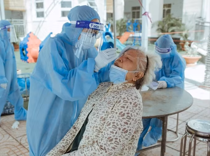 Lực lượng y tế xét nghiệm COVID-19 cho người dân (Ảnh: Tienphong)