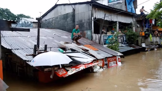 Cư dân chờ được sơ tán sau khi nhà của họ bị lũ cuốn do mưa lớn ở San Mateo, Philippines, vào tháng 8 năm 2016. Gió và lũ lụt ở châu Á sẽ tồi tệ hơn khi nhiệt độ toàn cầu tăng lên, theo một hội đồng của Liên Hợp Quốc. © Reuters