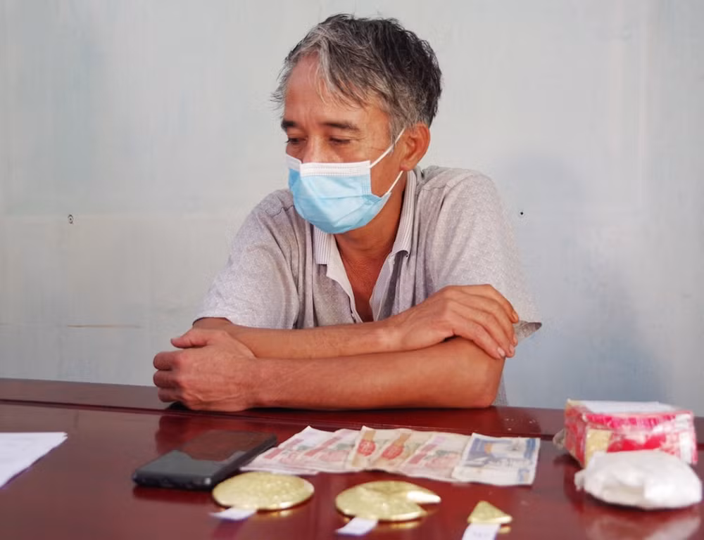 Hình ảnh đối tượng Nguyễn Mạnh Thắng và tang vật. Ảnh: vov.vn