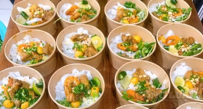 Hàng trăm suất mì Quảng thơm ngon đúng điệu được chuẩn bị để tiếp sức lực lượng tuyến đầu