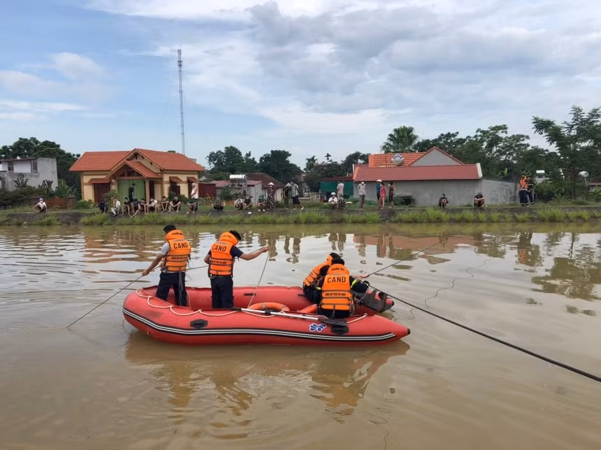 Lực lượng chức năng đang nỗ lực tìm kiếm thi thể 2 nạn nhân. Ảnh: Zingnews.vn