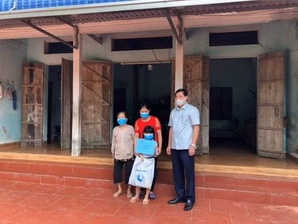 Phó Giám đốc Sở LĐTB&XH Hà Nội Hoàng Thành Thái trao hỗ trợ cho cháu Nguyễn Thị Bảo Yến tại xã Đông Phương Yên, huyện Chương Mỹ. Ảnh: KTĐT