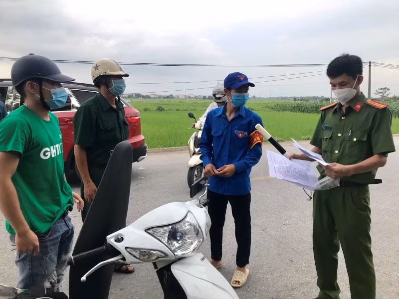 Hình ảnh các lực lượng chức năng kiểm soát người ra vào địa bàn tại chốt Quốc lộ 21B, huyện Thanh Oai. Ảnh: kinhtedothi