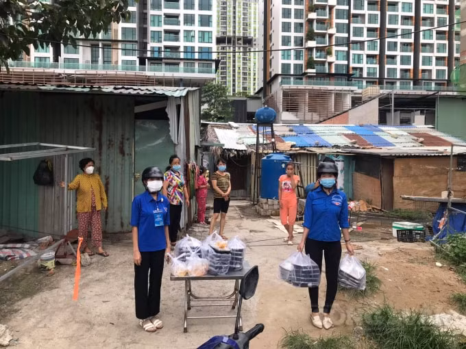 Những phần cơm miễn phí được trao tặng người dân nghèo