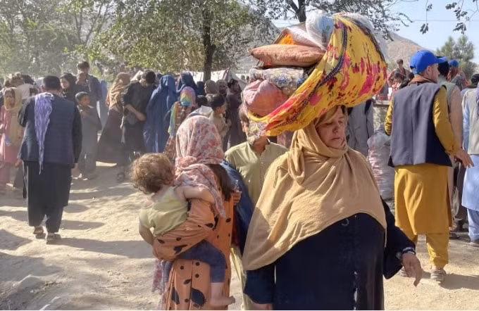 Hàng nghìn gia đình phải di tản đến tị nạn trong một công viên ở thủ đô Kabul - Ảnh: Anadolu Agency