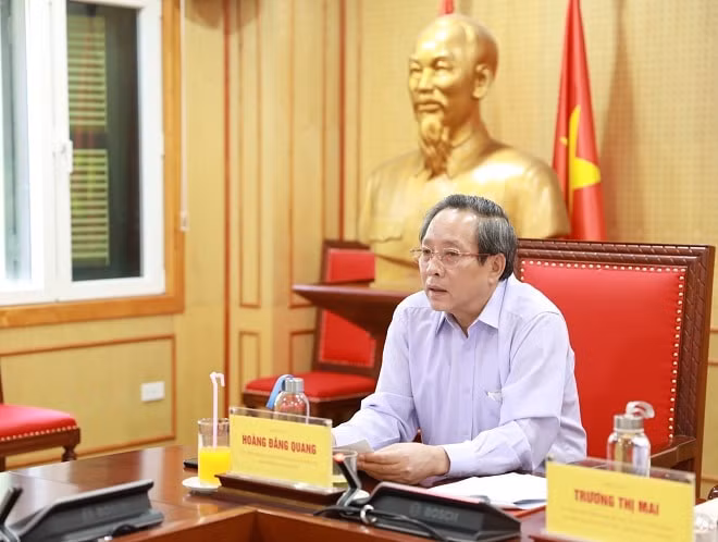 Phó Trưởng Ban Tổ chức Trung ương&nbsp;Hoàng Đăng Quang phát biểu tại phiên họp.