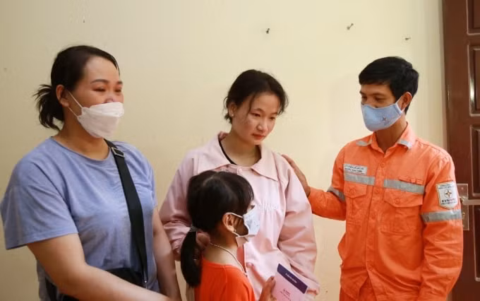 Khoảnh khắc gặp gỡ giữa gia đình chị Thủy và anh công nhân điện lực Nguyễn Trung Thành diễn ra vô cùng xúc động (Ảnh: PC Lào Cai).