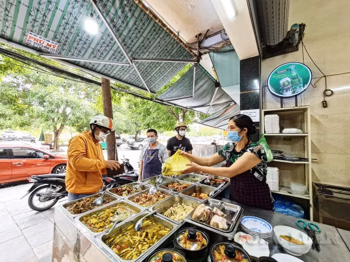 Quán cơm trên phố Hàng Đồng (TP Thanh Hoá) chỉ bán hàng mang đi