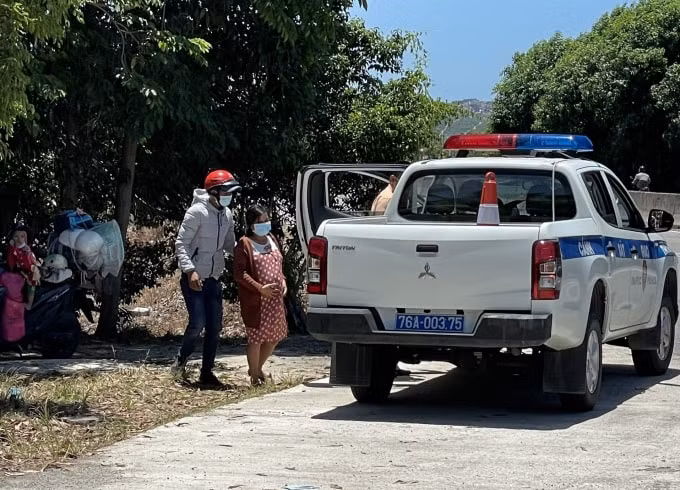 CSGT dùng xe ô tô đặc chủng chở người phụ nữ và gia đình đi cấp cứu kịp thời tại bệnh viện.