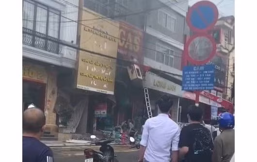 Xe gầu của Điện lực Sa Pa giải cứu 2 cháu bé tại tầng 2 của căn nhà.
