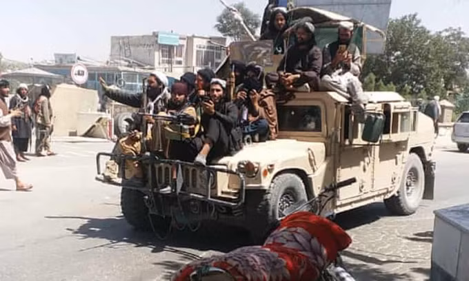 Phiến quân Taliban đã chiếm được thủ phủ của tỉnh thứ 10 của Afghanistan - Ảnh: Reuters