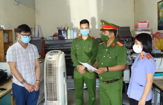 Tống đạt quyết định khởi tố bị can và lệnh cấm đi khỏi nơi cư trú đối với Nguyễn Thành Luân về hành vi “Làm giả con dấu, tài liệu của cơ quan tổ chức”