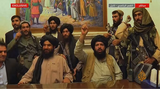 Taliban được xem như đang nắm giữ quyền lực trên thực tế khi giành kiểm soát Ngân hàng Trung ương và các văn phòng kho bạc chính phủ của Afghanistan. Ảnh: Getty.