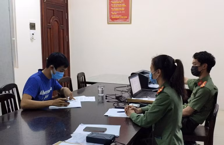 Cơ quan chức năng làm việc với người quản trị trang fanpage “Người Lâm Đồng” Ảnh: Công an Lâm Đồng