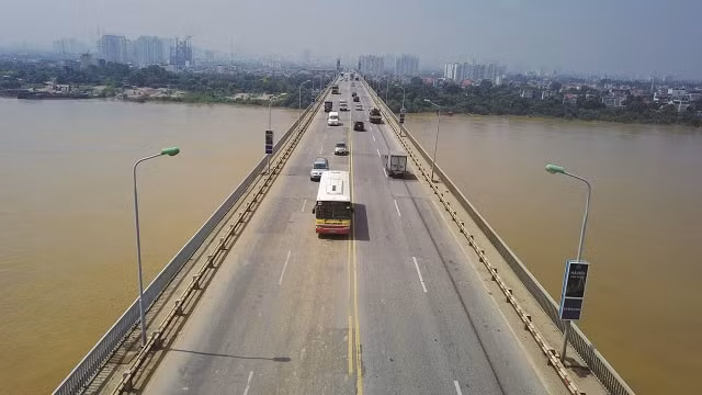 Xử lý dứt điểm hư hỏng mặt cầu Thăng Long. Ảnh: TL