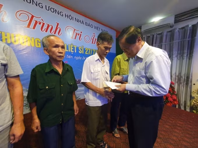 TS. Mai Đức Lộc - Phó Chủ tịch Hội nhà báo Việt Nam trao quà tới các thương, bệnh binh tại huyện Hoằng Hóa