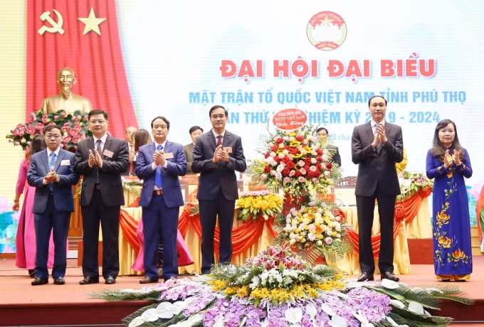 Đồng chí Phùng Khánh Tài – Phó Chủ tịch Ủy ban Trung ương MTTQ Việt Nam tặng lẵng hoa chúc mừng Đại hội.