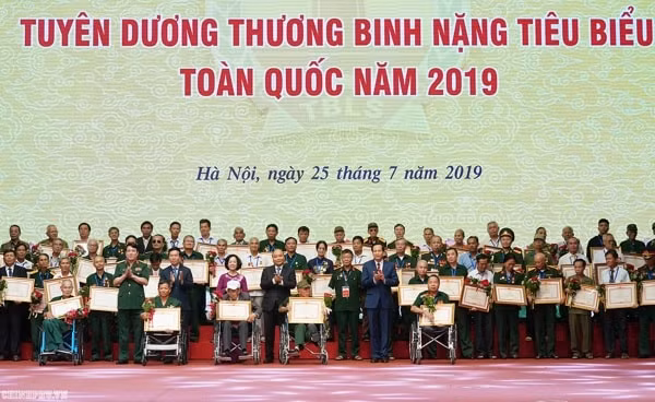 Thủ tướng Nguyễn Xuân Phúc và các đồng chí lãnh đạo Đảng, Nhà nước trao tặng Bằng khen của Thủ tướng Chính phủ cho các đại biểu. Ảnh: VGP