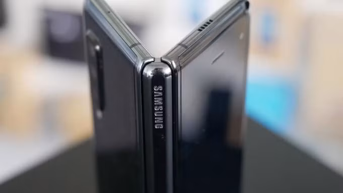 Samsungchỉnh sửa thêm về thiết kế trên&nbsp;Galaxy Fold nhằm hạn chế tình trạng bụi bẩn lọt vào khe hở giữa 2 màn hình gập.