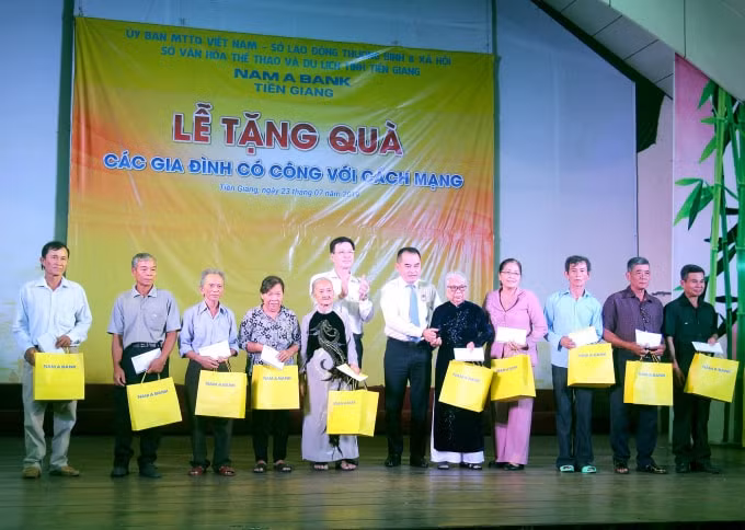 Hy vọng những phần quà thiết thực từ Nam A Bank sẽ mang lại niềm vui cùng sự hỗ trợ đời sống cho các gia đình thương binh liệt sĩ và Mẹ Việt Nam anh hùng.