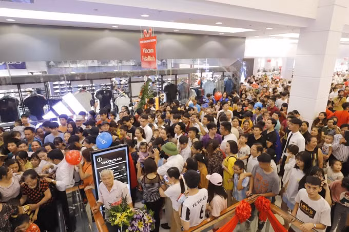 TTTM Vincom Plaza Hoà Bình đã không còn một chỗ trống trong ngày đầu khai trương