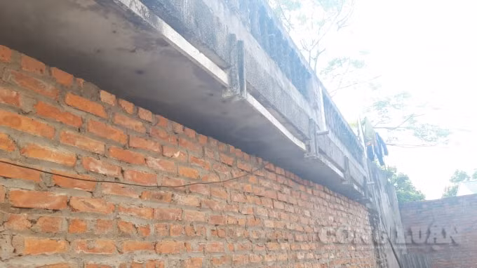 TAND cấp cao tại Hà Nội đã yêu cầu buộc ông Nguyễn Văn My và bà Phan Thị Tiếp phải tháo dỡ phần mái nhà nhô ra (mái le) của mái nhà tầng một và mái nhà tầng hai. (Ảnh: Minh Thiên)