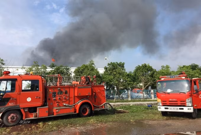 Lực lượng chức năng có mặt tại hiện trường để khống chế vụ hỏa hoạn. Ảnh: TL