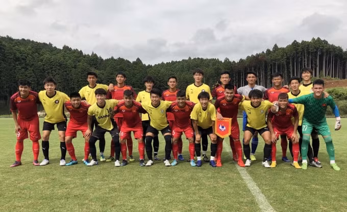 Hai đội U18 Việt Nam và Tuyển SV Đại học Sanno chụp hình lưu niệm. Ảnh: VFF