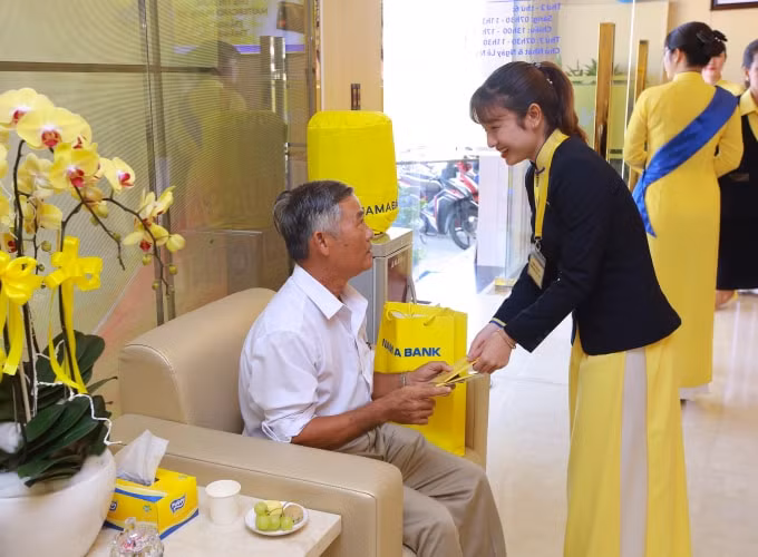 Khách hàng đến giao dịch và nhận quà tại Lễ khai trương Nam A Bank Tân Hiệp – Kiên Giang.