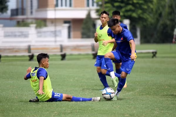 ĐT U15 Việt Nam tích cực tập luyện tại trung tâm đào tạo bóng đá trẻ Việt Nam. Ảnh: VFF