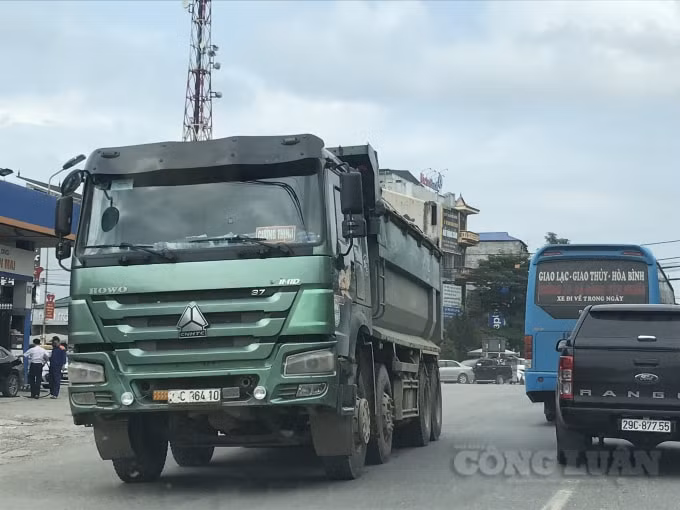 Hoạt động rầm rộ của các loại xe tải trọng lớn, có dấu hiệu chở quá tải khiến người dân sống dọc hai bên đường cũng như lưu thông trên tuyến Quốc lộ 21A vô cùng lo lắng, bức xúc
