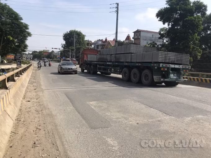 Hoạt động của xe tải trọng lớn đã khiến tuyến đường xuống cấp nghiêm trọng