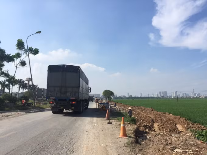 Tuyến đường vốn nhỏ hẹp lại đang trong quá trình thi công mở rộng nhưng vẫn có rất đông các loại phương tiện tải trọng lớn lưu thông qua mỗi ngày.