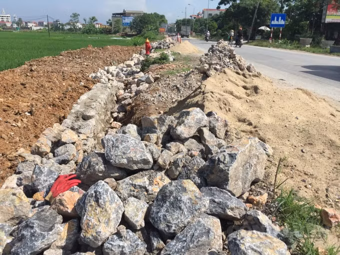 Vật liệu xây dựng được để ngổn ngang, tràn cả ra lòng đường cản trở giao thông