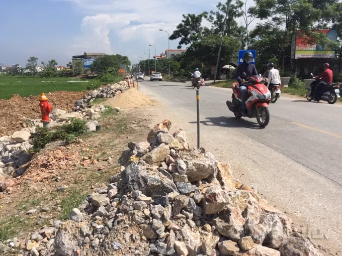 Các thiết bị cảnh báo: biển báo, cọc tiêu, rào chắn... được đơn vị thi công trang bị rất sơ sài tại một vài vị trí