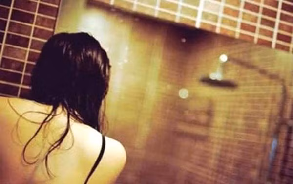 tong giam doc chia tay doi lai qua nu giao vien bang clip nong hinh 1