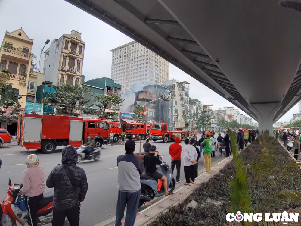 ha noi chay lon tai ngoi nha 4 tang tren pho minh khai hinh 7